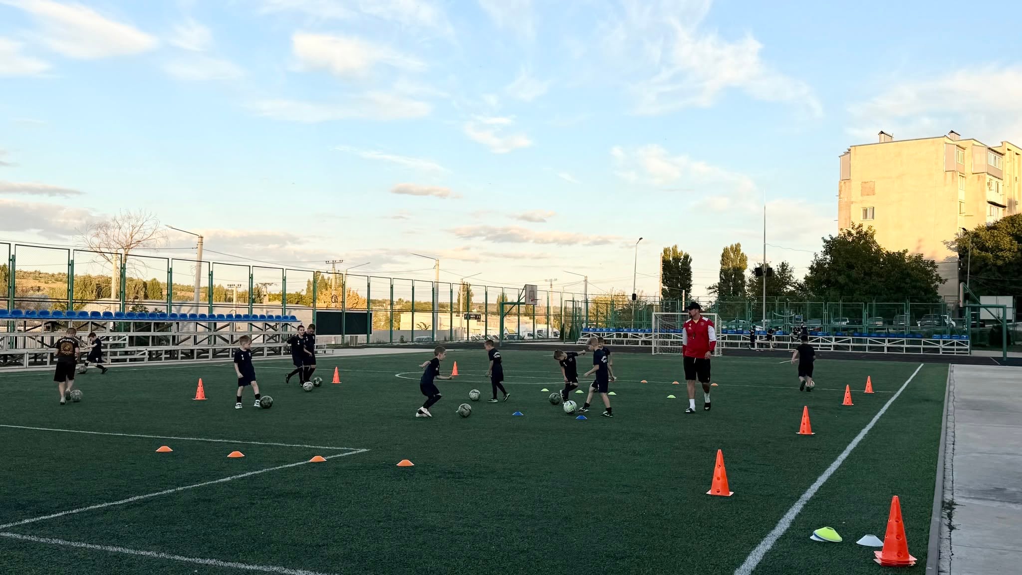 ANTRENAMENTE GRATUITE DE FOTBAL PENTRU COPIII DIN ORAȘUL VATRA