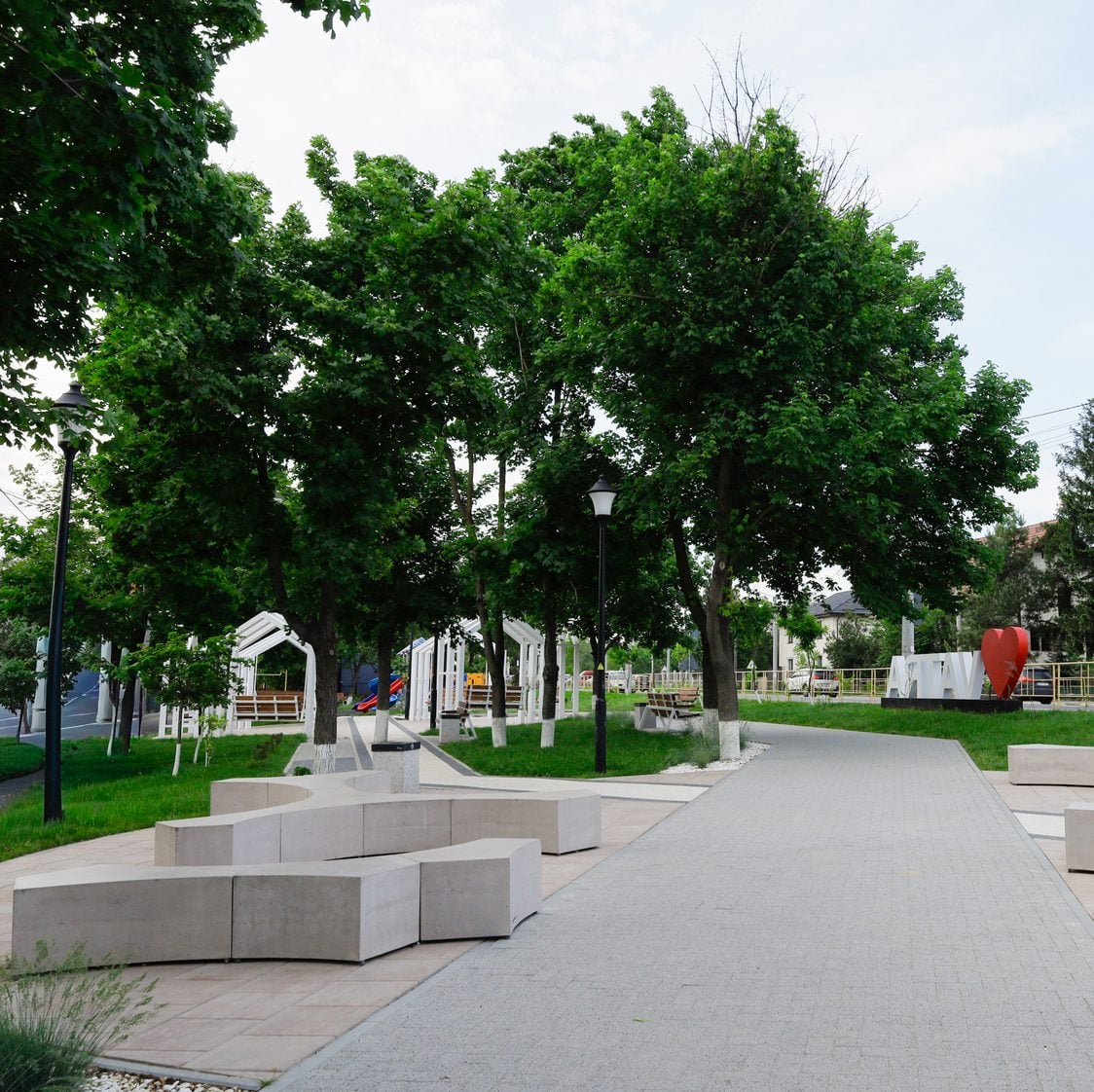 Alee cu bănci în Parcul orașului Vatra