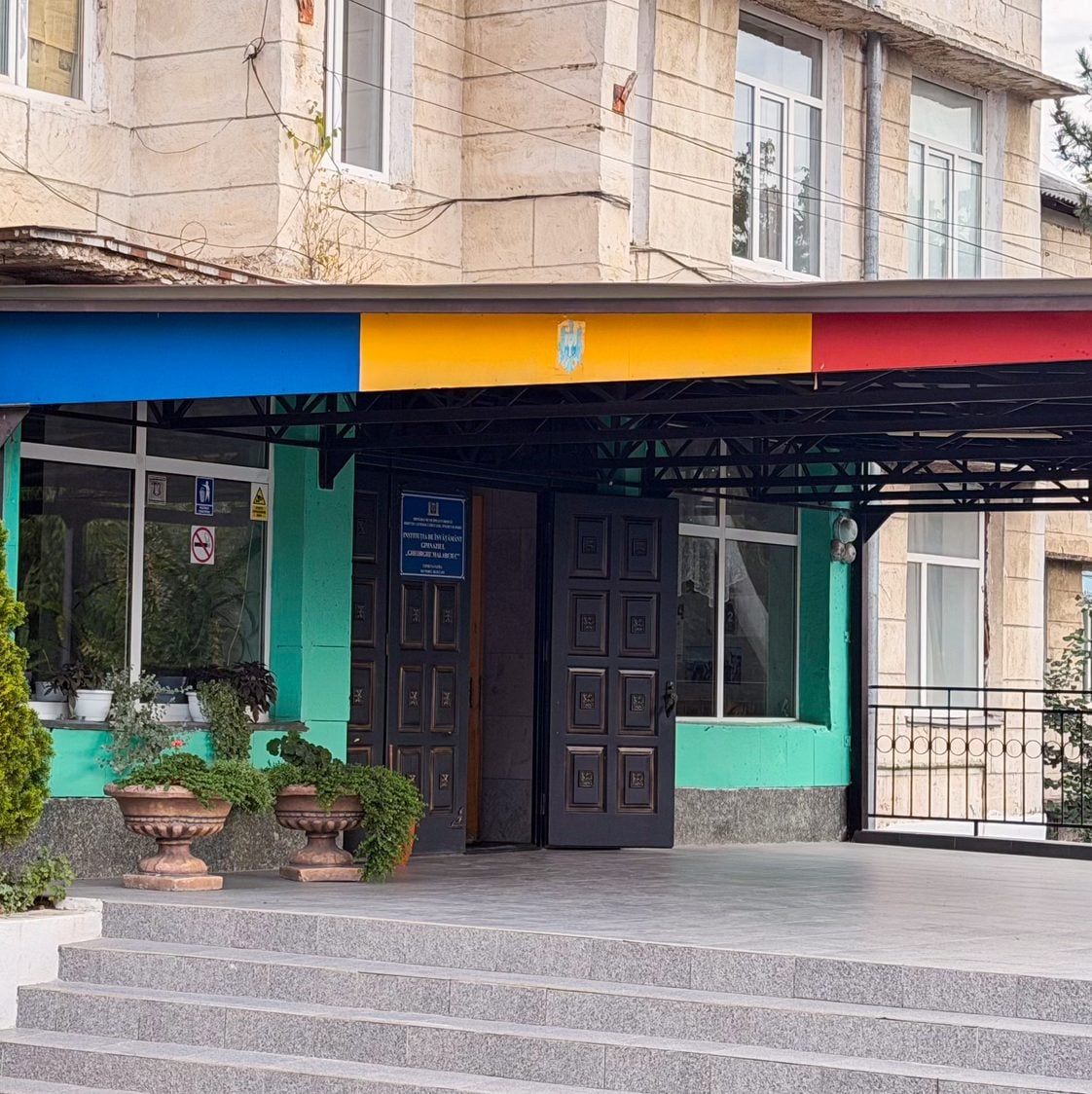Intrarea în Gimnaziul „Gheorghe Malarciuc”