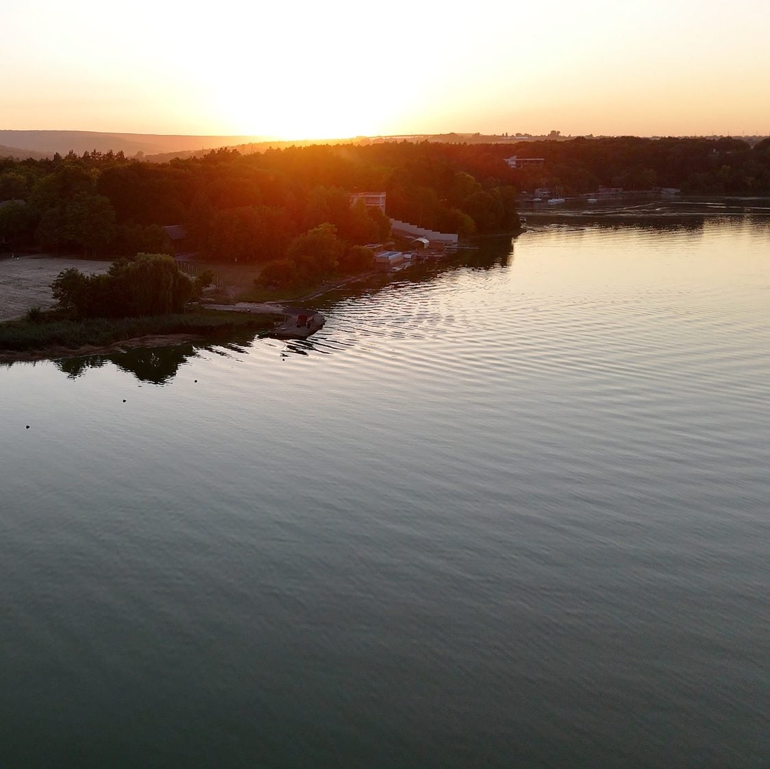 Lacul de acumulare Ghidighici la apus