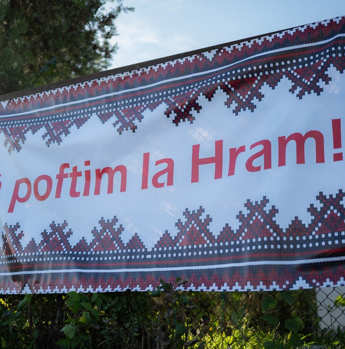 “Welcome to the Town Feast Day!” banner