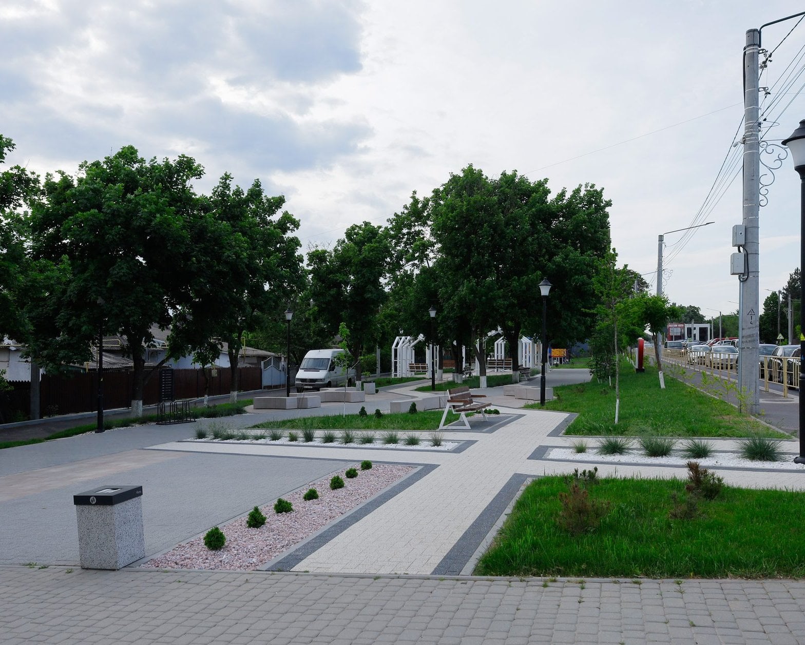 Aleile și spațiile verzi ale parcului