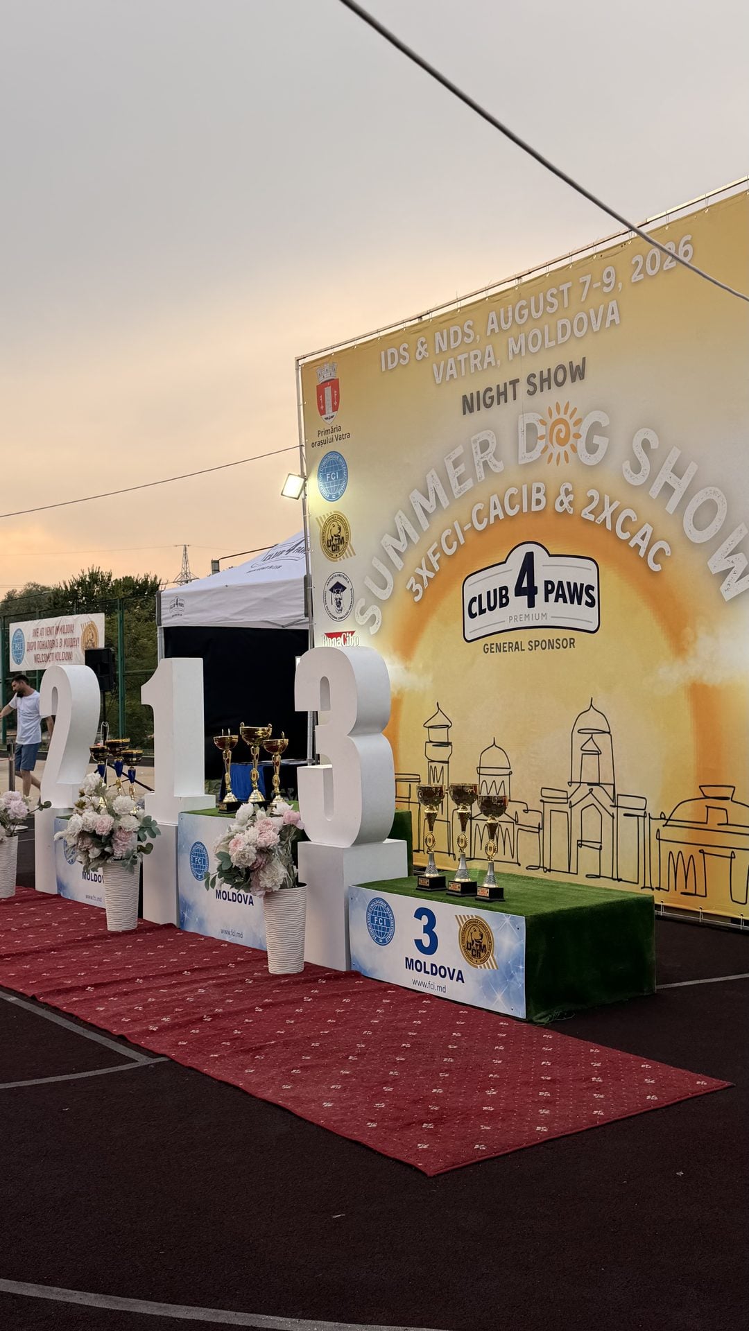 Podium cu trofee la Summer Dog Show