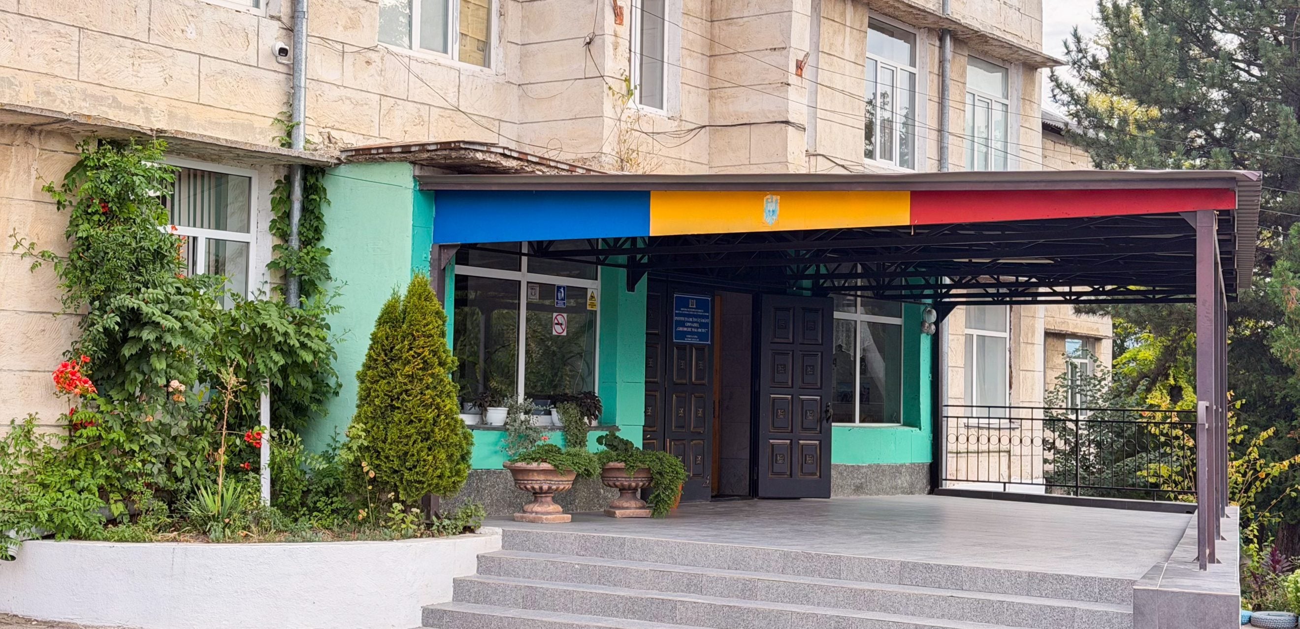 Intrarea în Gimnaziul „Gheorghe Malarciuc”